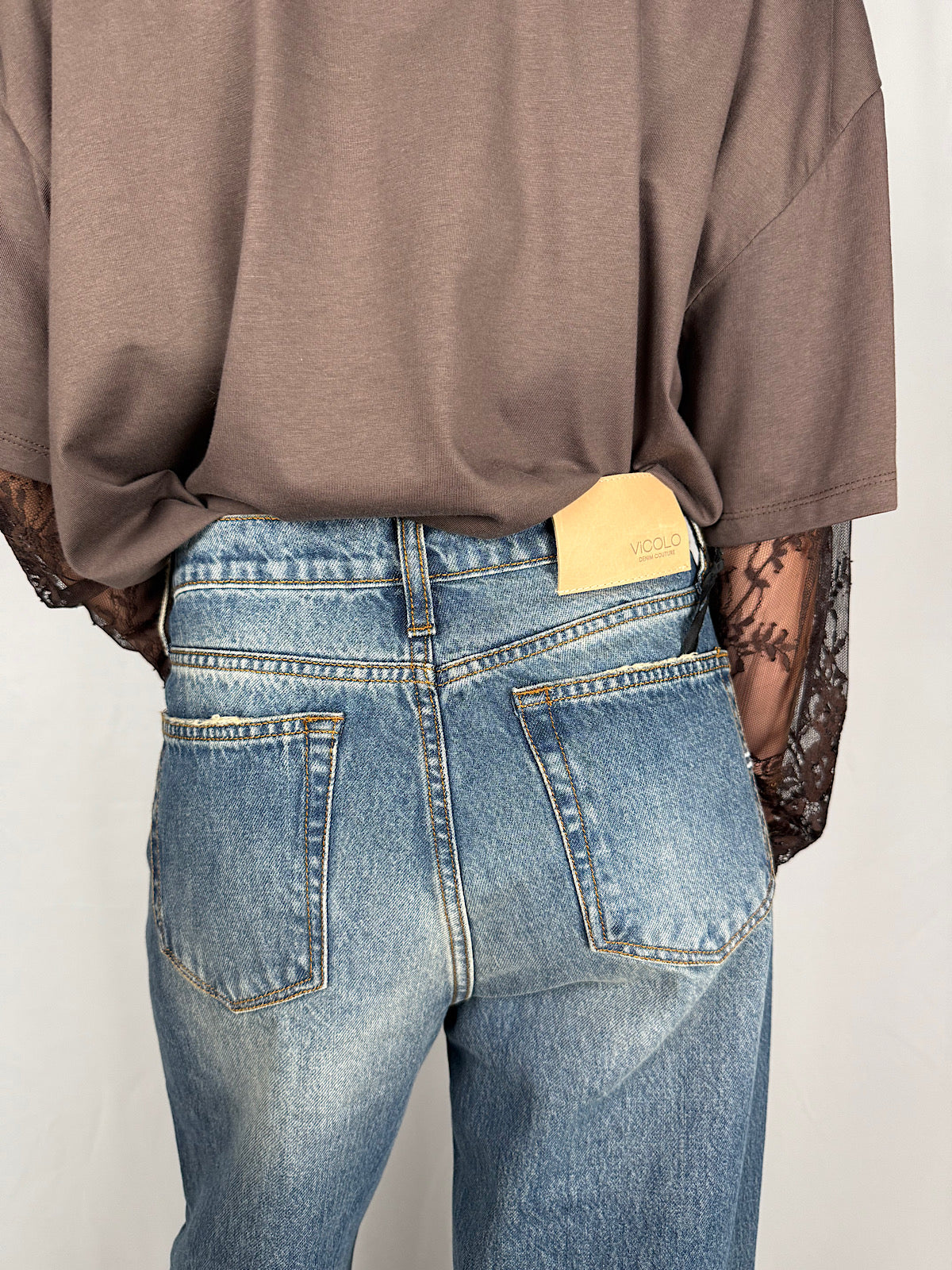 Jeans Xenobia con Bottone Gioiello Vicolo