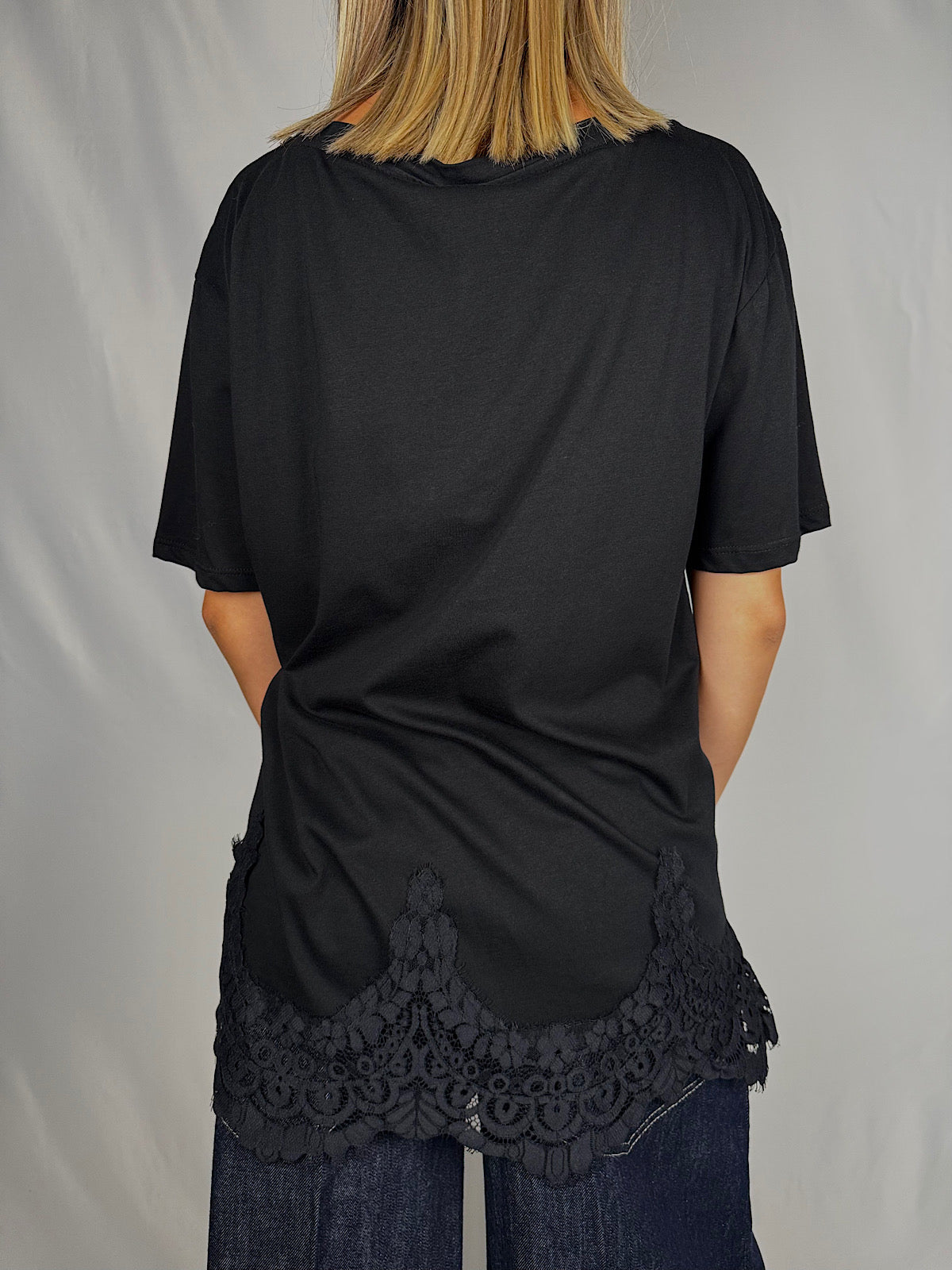 T-Shirt con Pizzo Tensione-In Nero