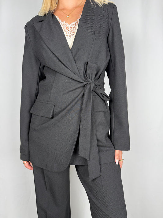 Giacca Chiusura con Fiocco Nera Armonia