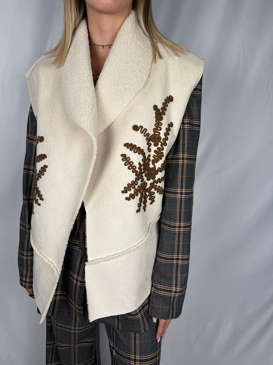 Gilet Eco-Montone con Ricamo Panna Armonia