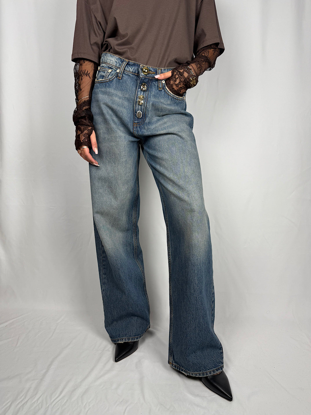 Jeans Xenobia con Bottone Gioiello Vicolo