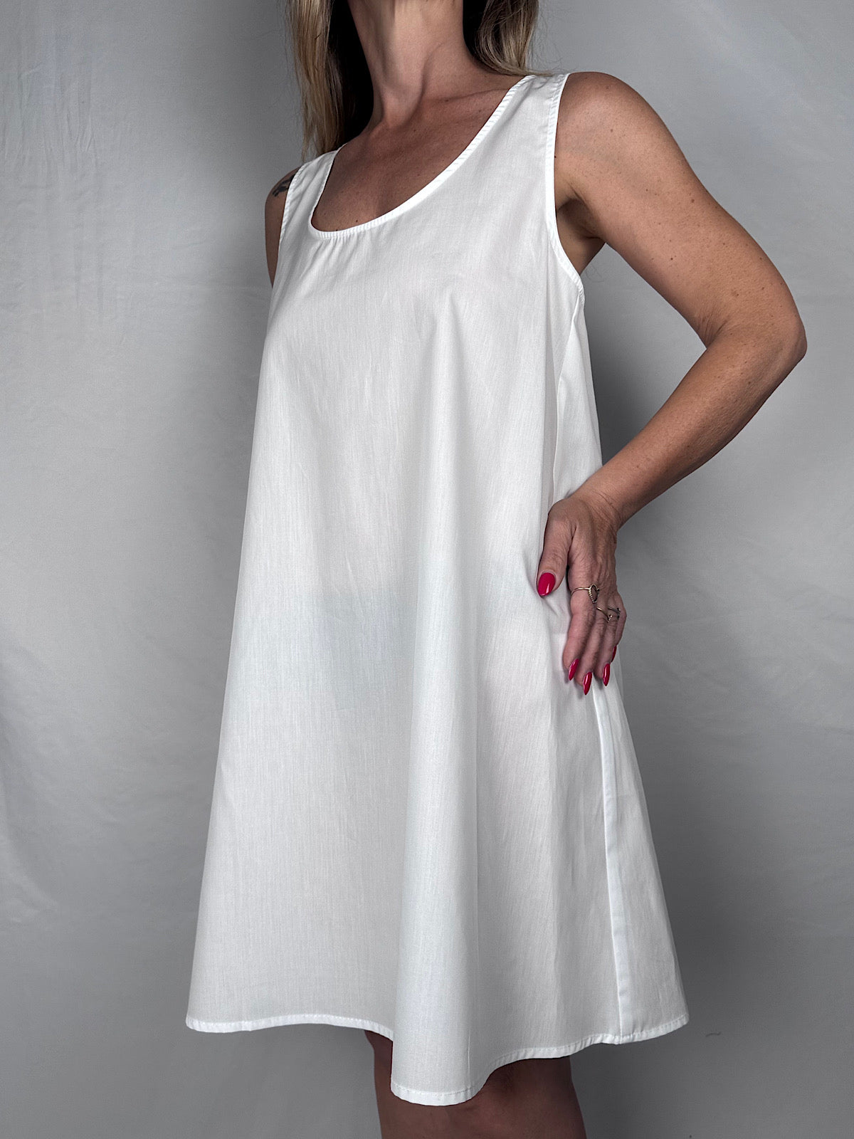 Abito Fiocco sul Retro Vicolo Bianco