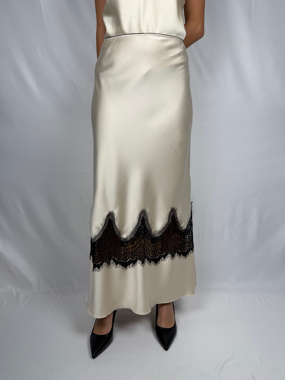 Gonna Lunga Satin con Pizzo Nero Tensione-In Panna
