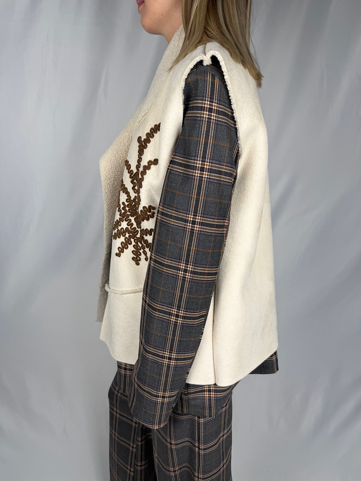 Gilet Eco-Montone con Ricamo Panna Armonia