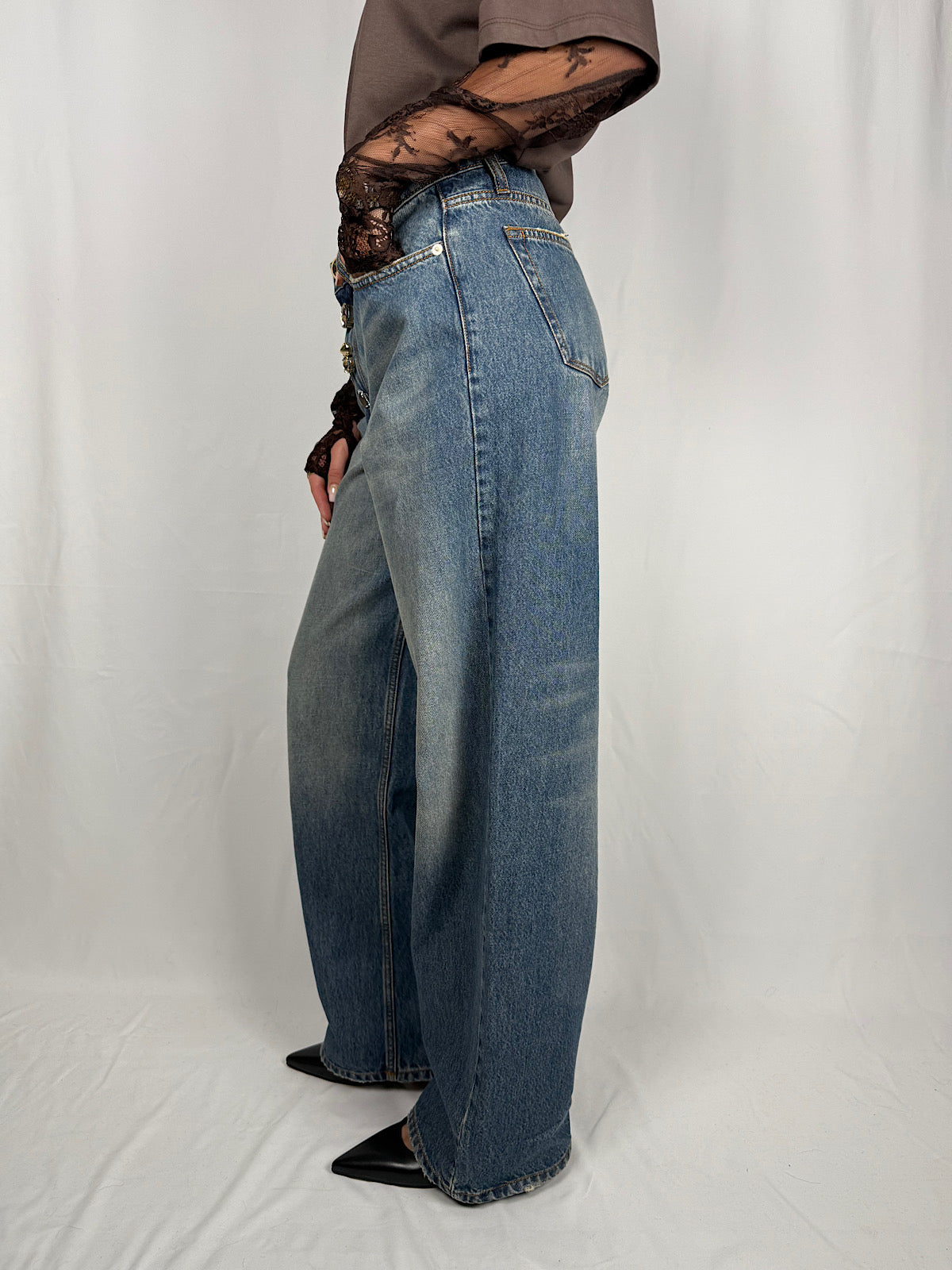 Jeans Xenobia con Bottone Gioiello Vicolo