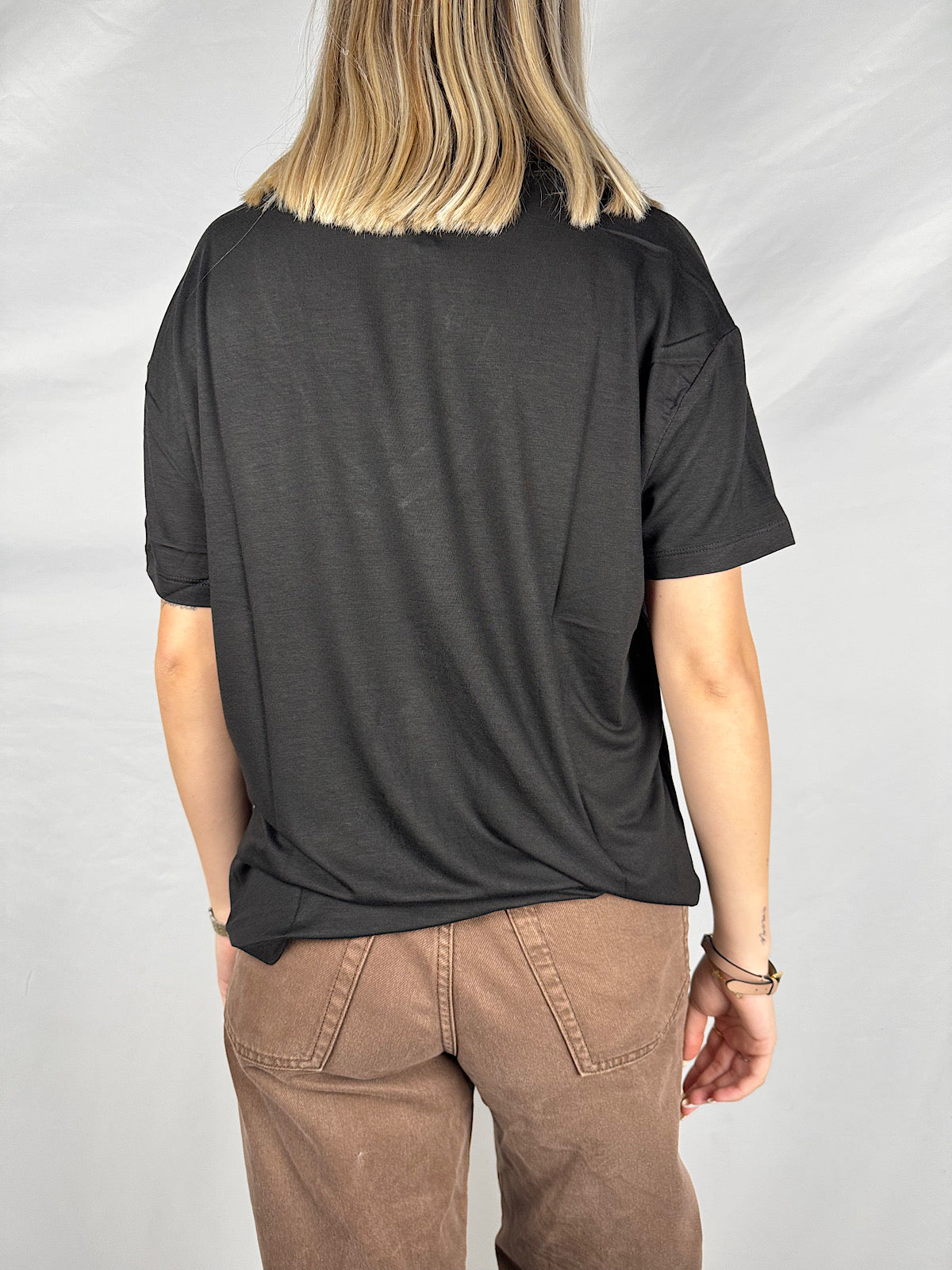 T-Shirt Scollo a V Over Nera Susy-Mix