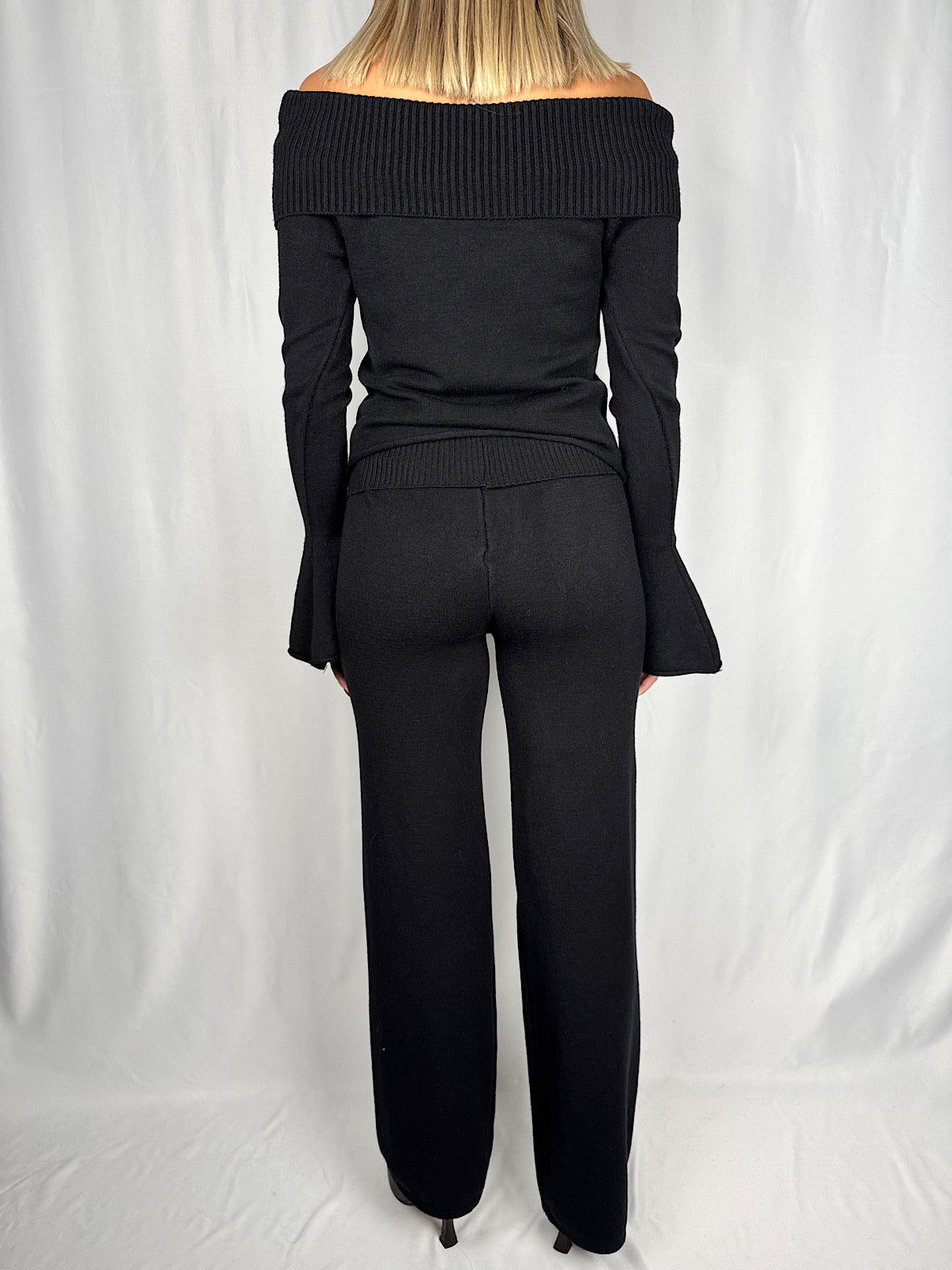 Completo in Maglia con Scollo Bardot Nero Armonia