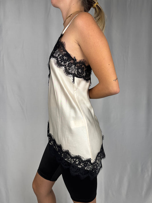 Canotta Asimmetrica Dettagli in Pizzo Avorio/nero Vicolo