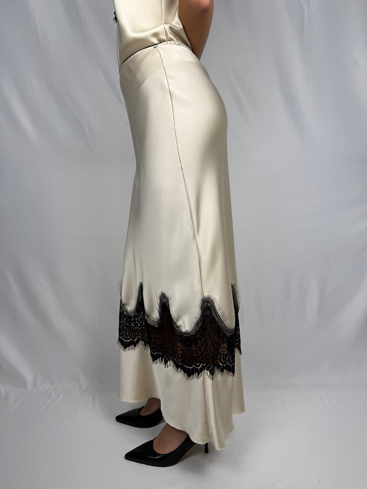 Gonna Lunga Satin con Pizzo Nero Tensione-In Panna