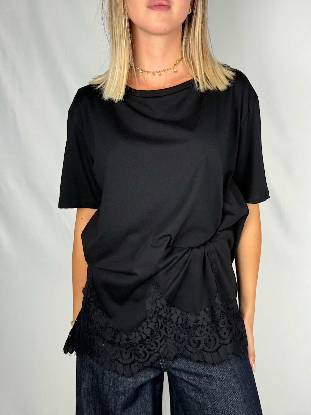 T-Shirt con Pizzo Tensione-In Nero