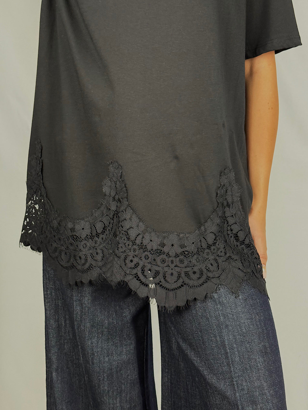 T-Shirt con Pizzo Tensione-In Nero
