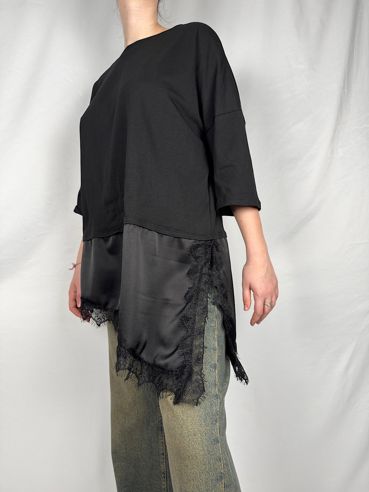 T-Shirt con Pizzo Asimmetrica Armonia Nera