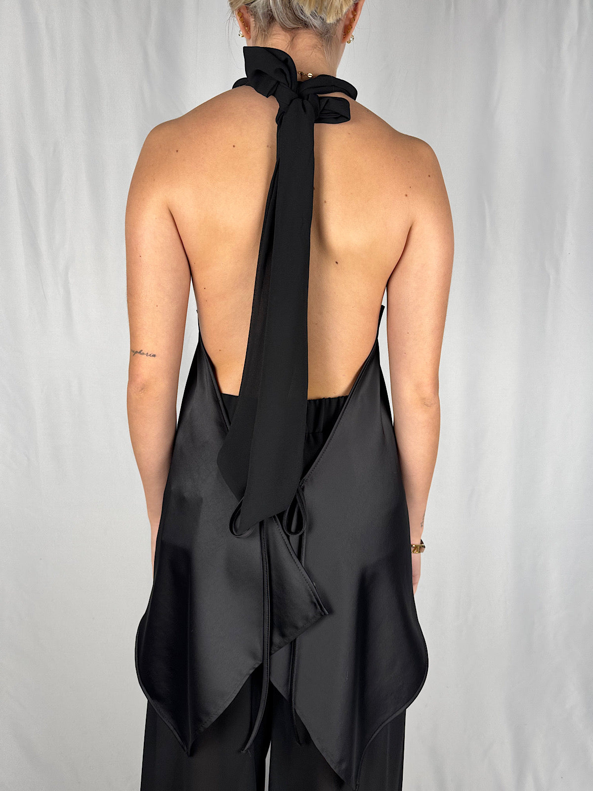 Top Scollo Posteriore Nero Vicolo