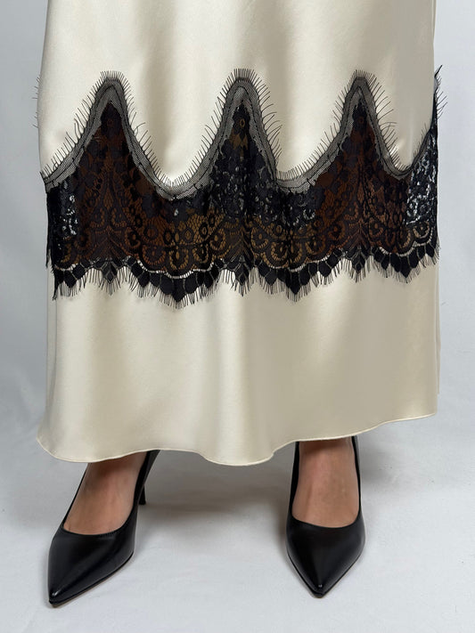 Gonna Lunga Satin con Pizzo Nero Tensione-In Panna
