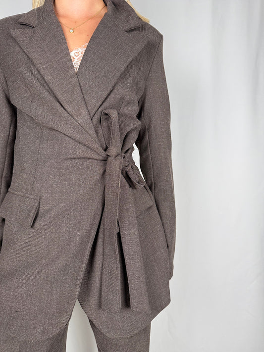 Giacca con Fiocco Marrone Armonia