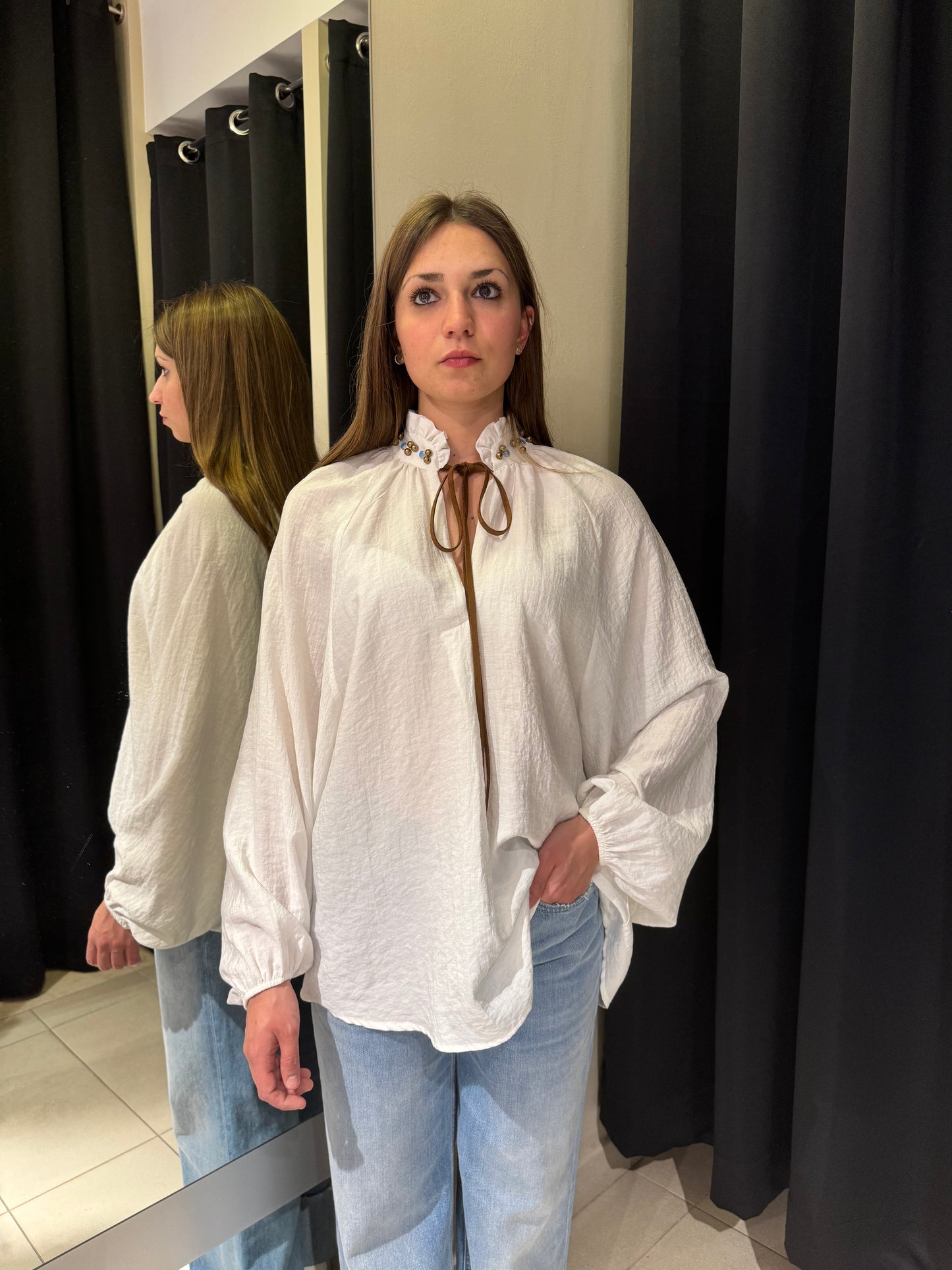 Camicia Bianca Con Collo Decorato E Fiocco Caucciù