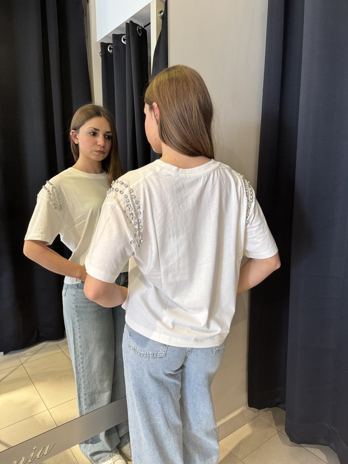 T-Shirt Bianca Basic Con Cabochon Sulle Spalle
