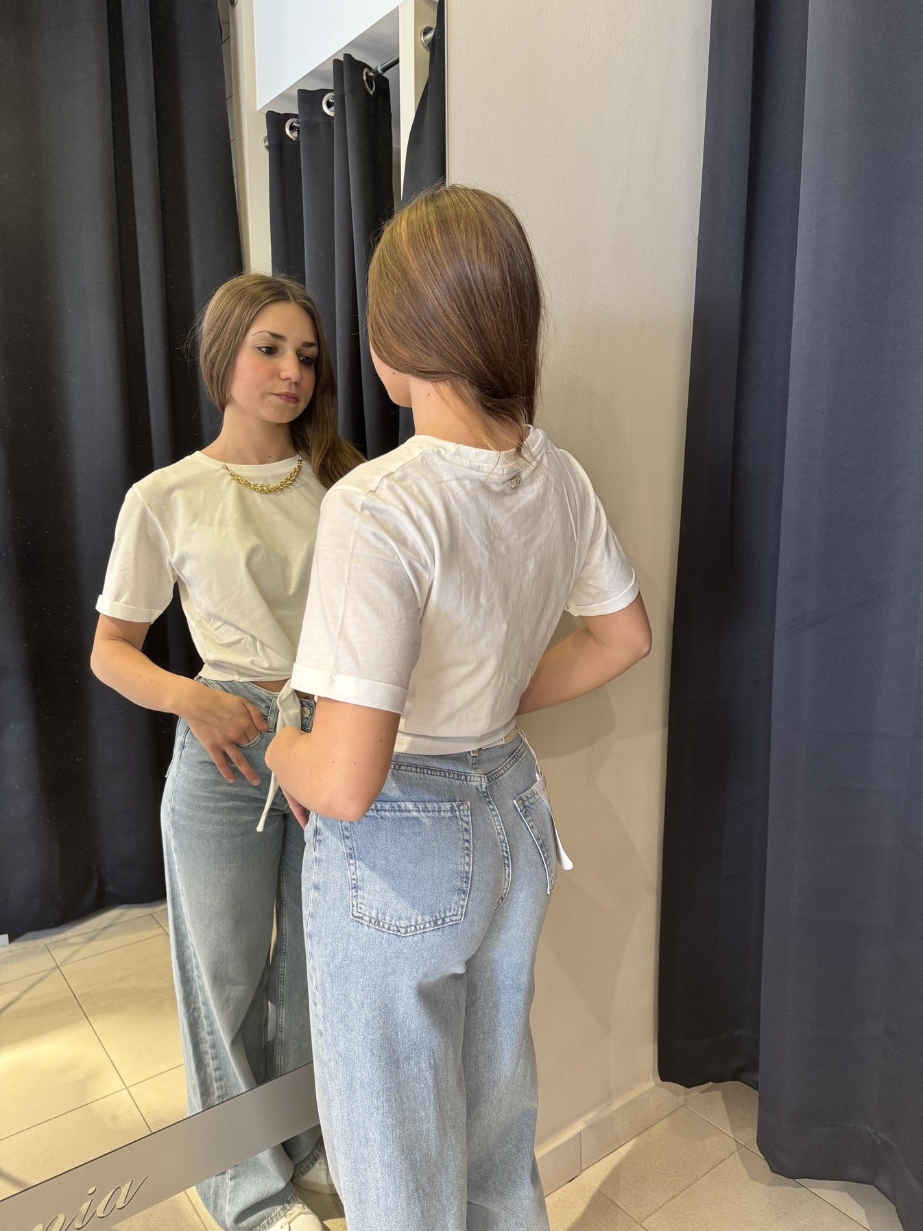 T-Shirt Crop Bianca Con Catena Oro