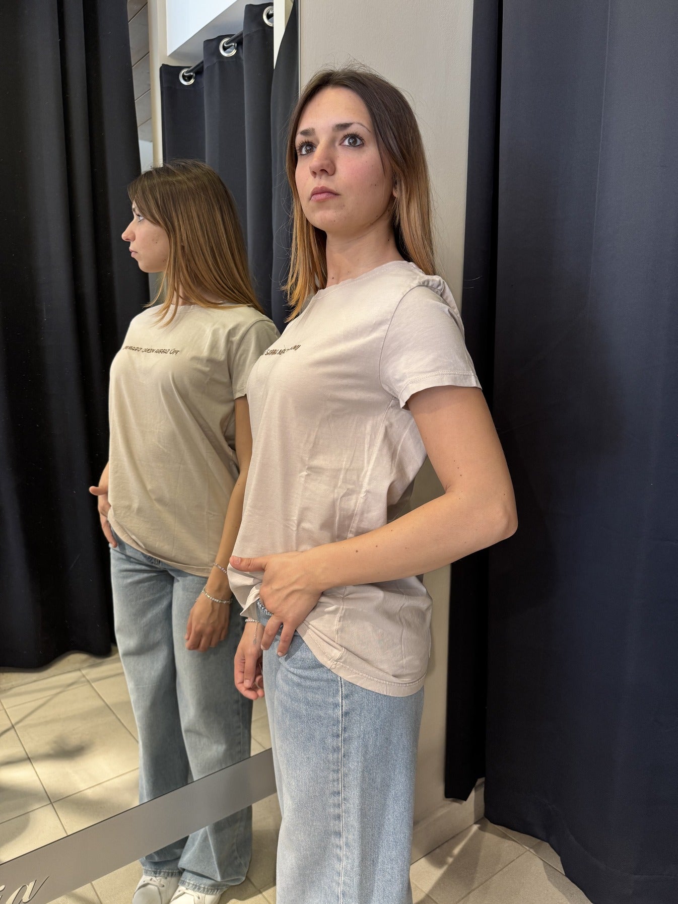 T-Shirt Beige Con Ricamo "Più Sabbia Meno Drammi"