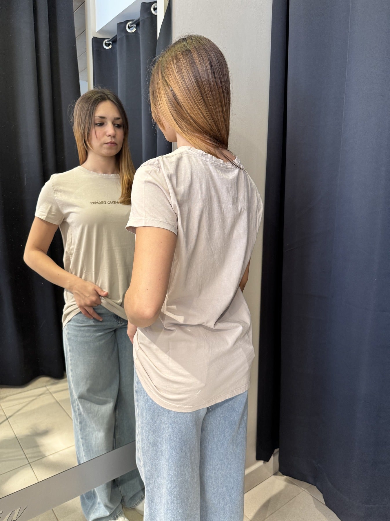 T-Shirt Beige Con Ricamo "Più Sabbia Meno Drammi"