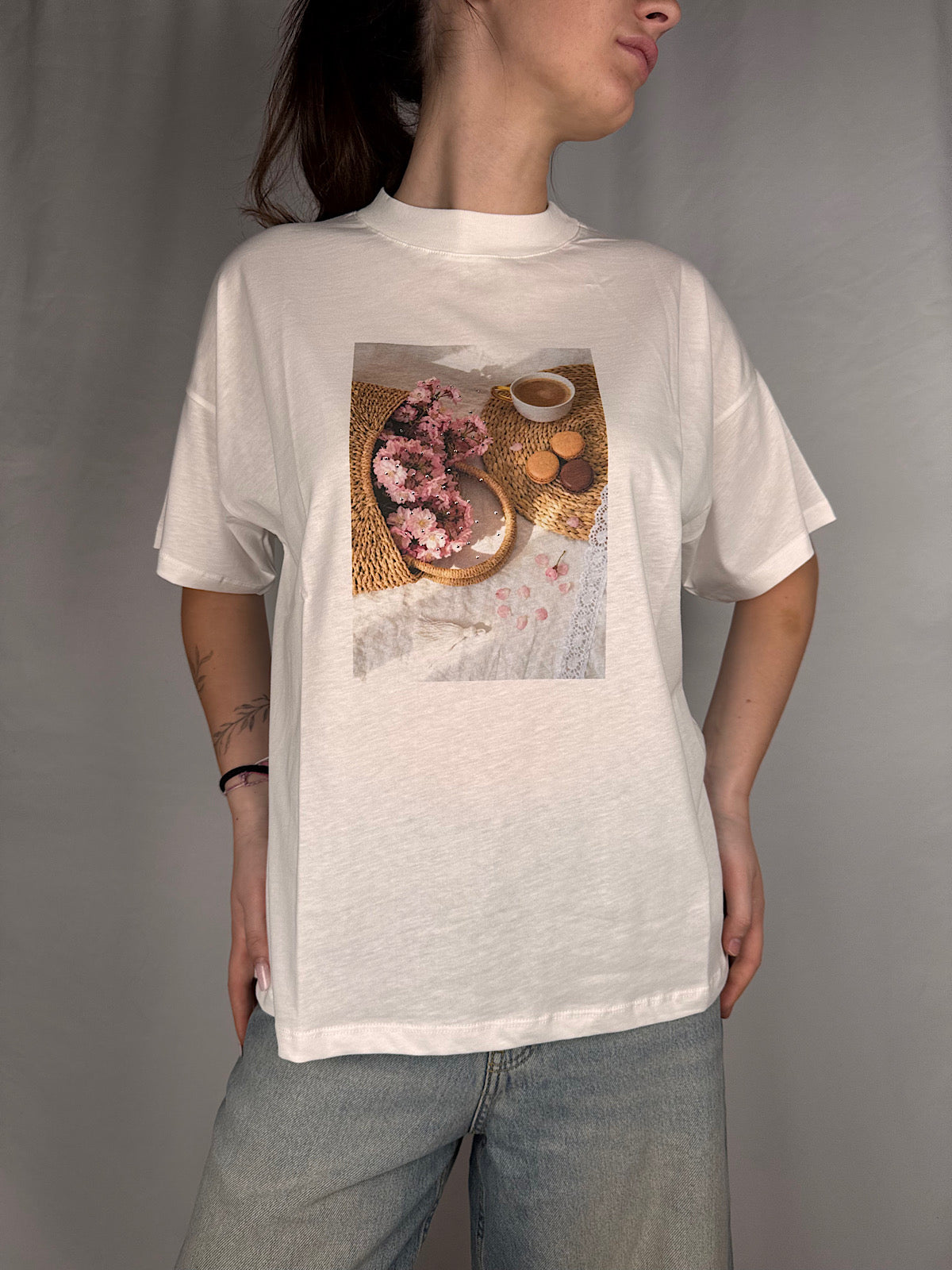 T-Shirt Stampa Fiori Caffè Macarons Vicolo Bianca