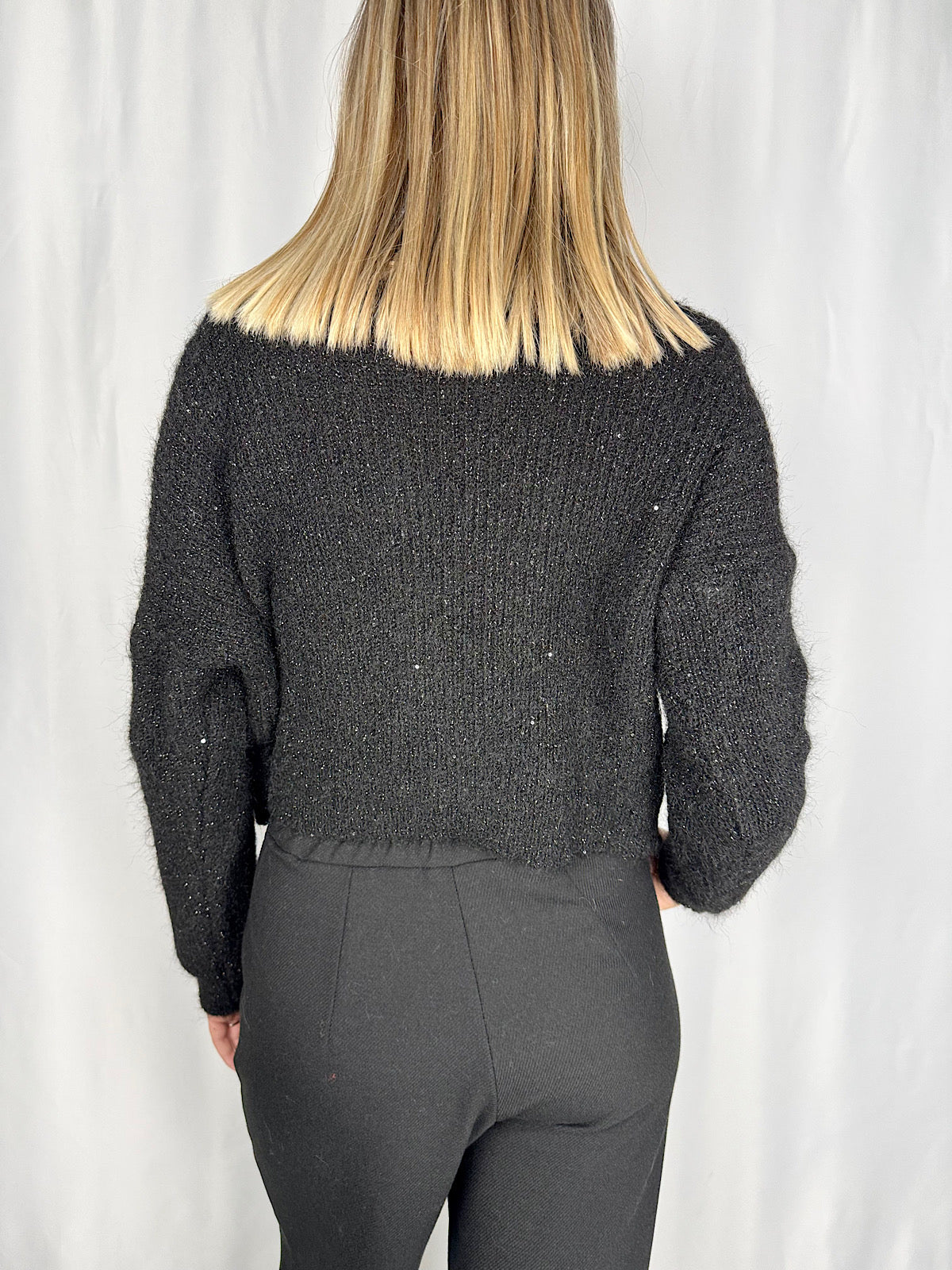 Cardigan Crop con Bottoni Nero Armonia
