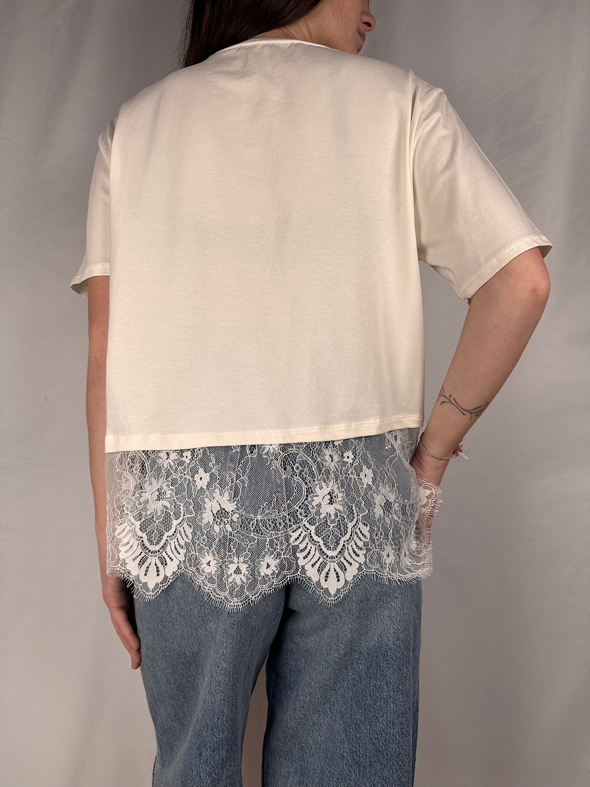 T-shirt con Pizzo sul Fondo Armonia Bianca