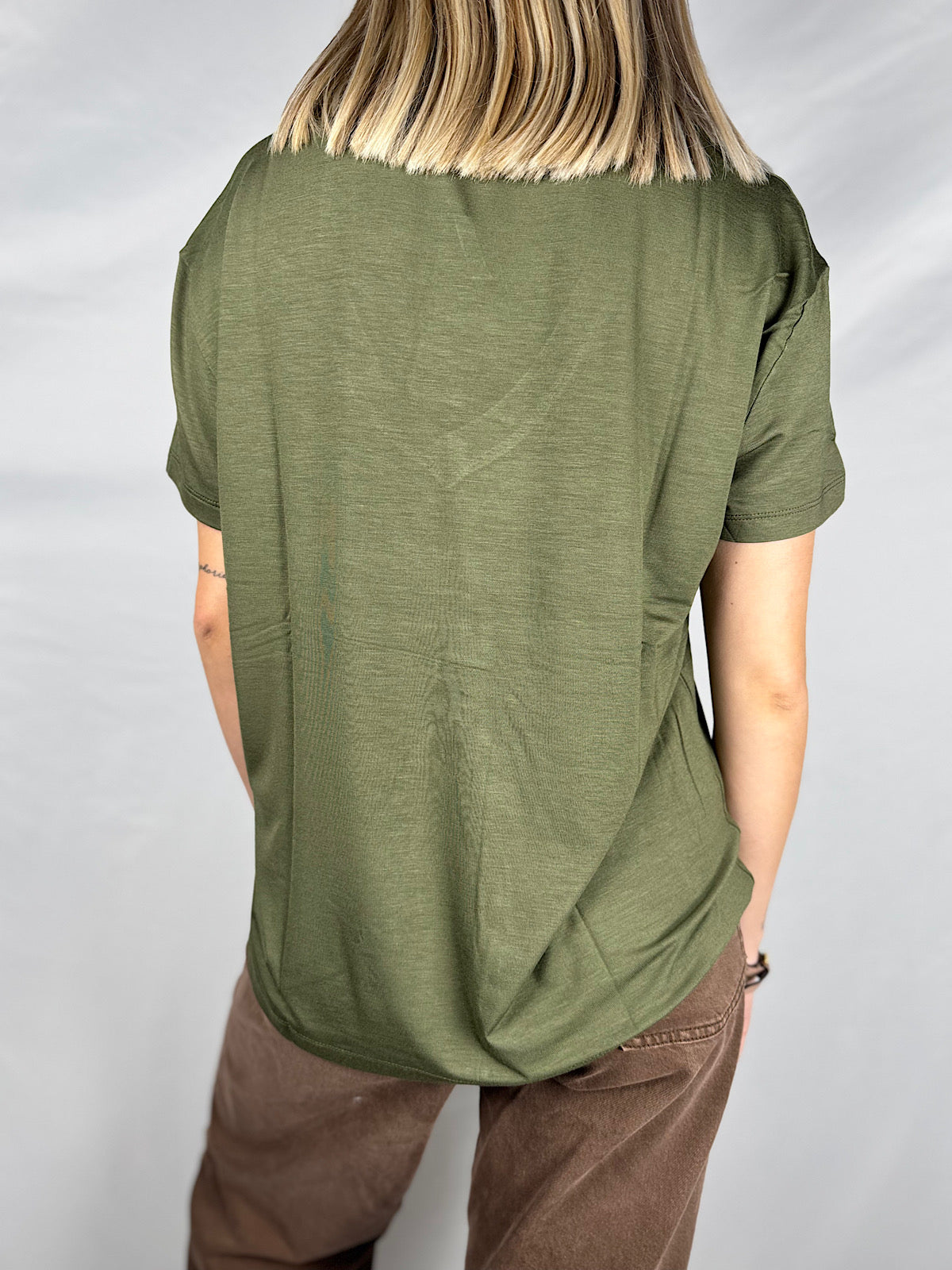 T-Shirt Scollo a V Over Verde Militare Susy Mix