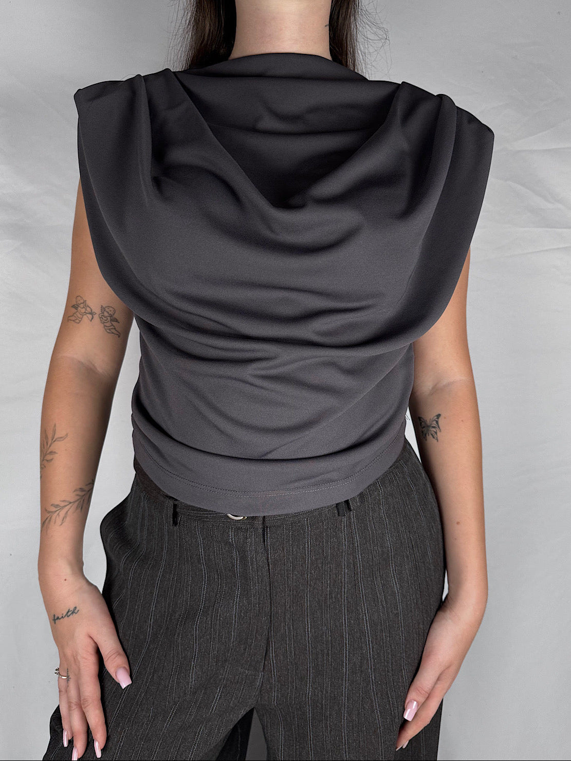Top Drappeggiato con Spalle Strutturate Vicolo Antracite