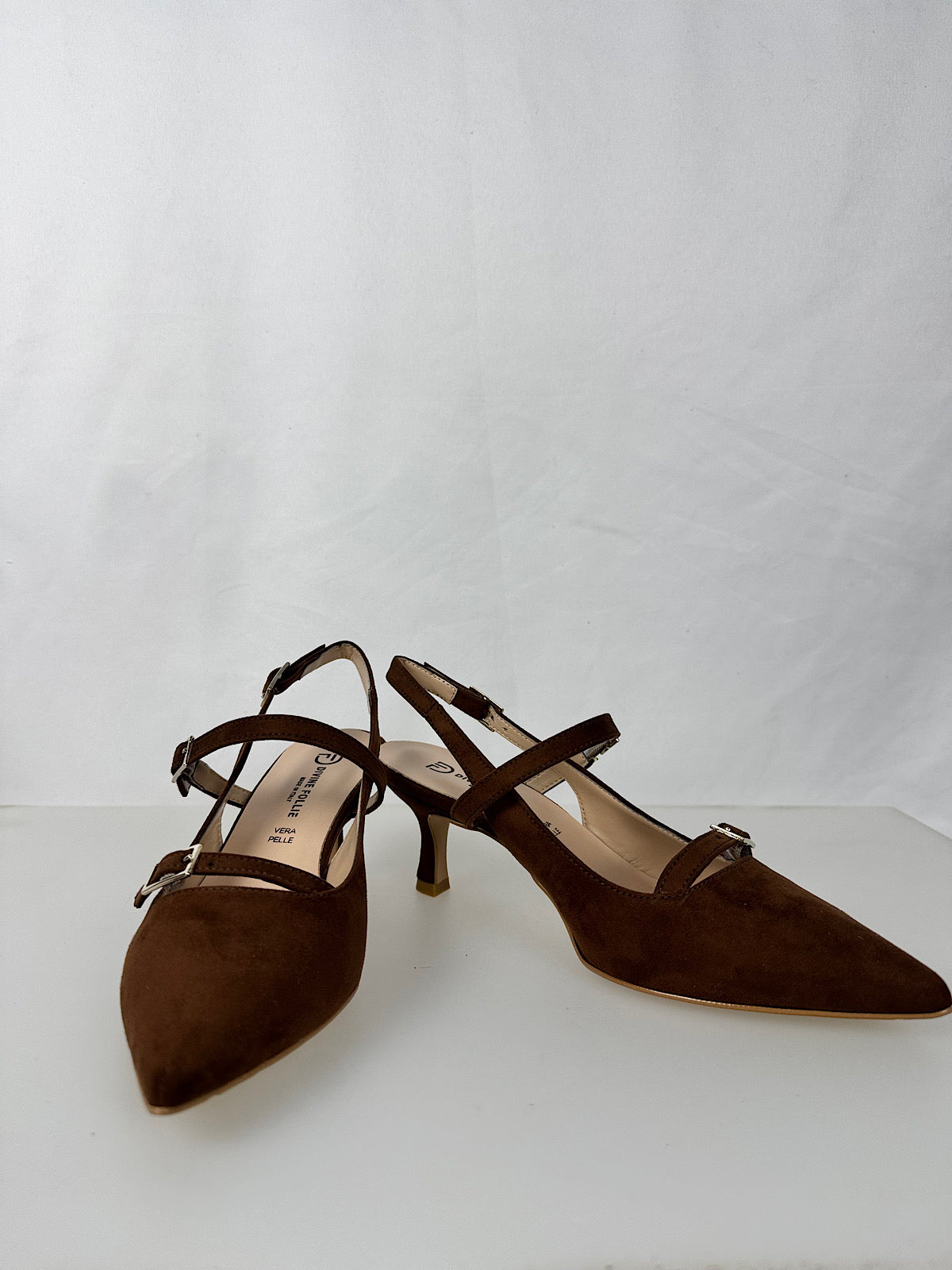 Decollete con Fibbie Scomosciato Marrone Divine Follie