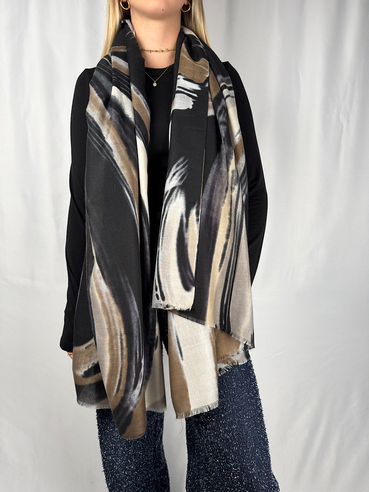 Sciarpa Fantasia Nera Beige e Bianca Armonia