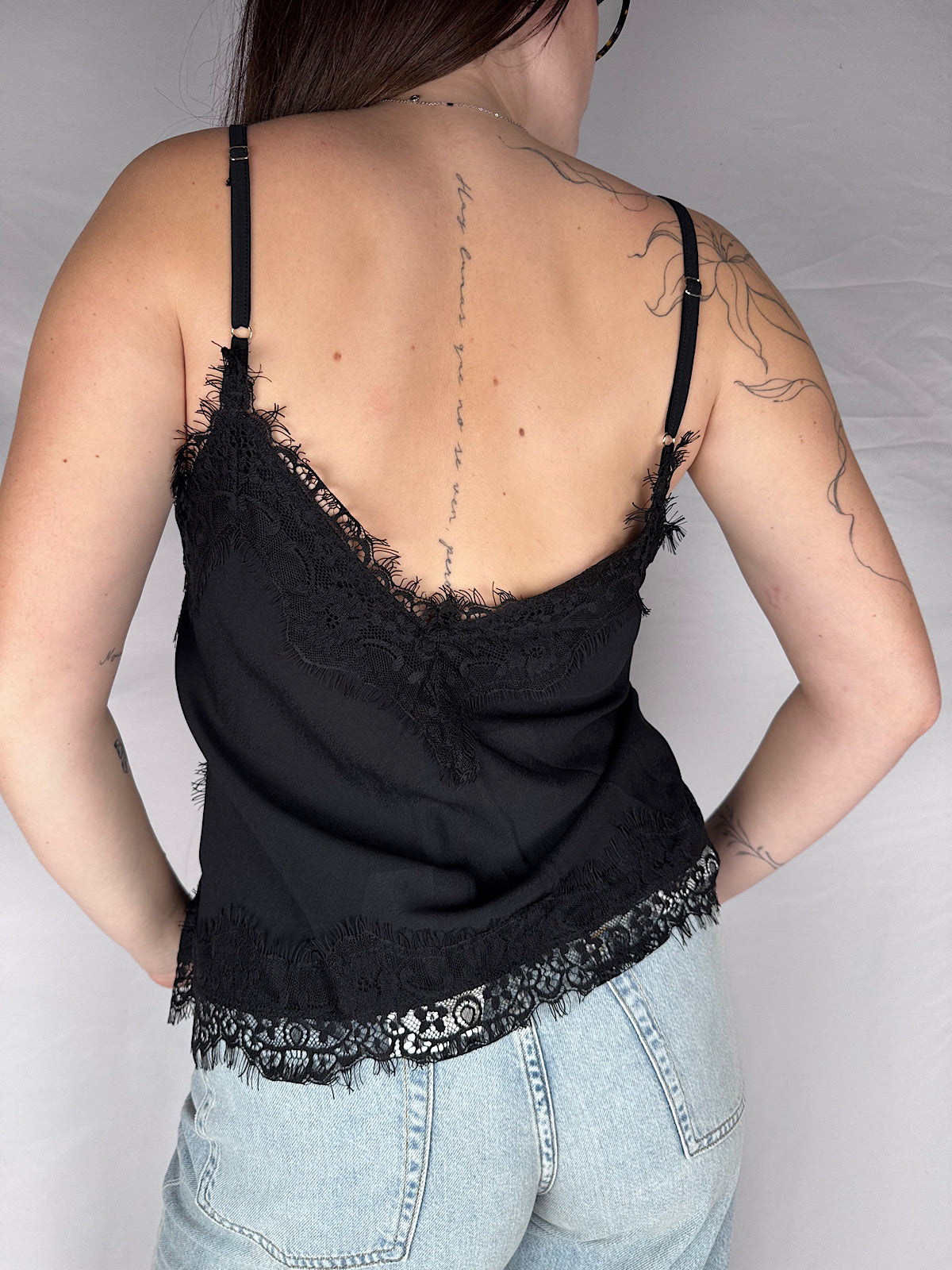 Top con Pizzo Tensione in Nero