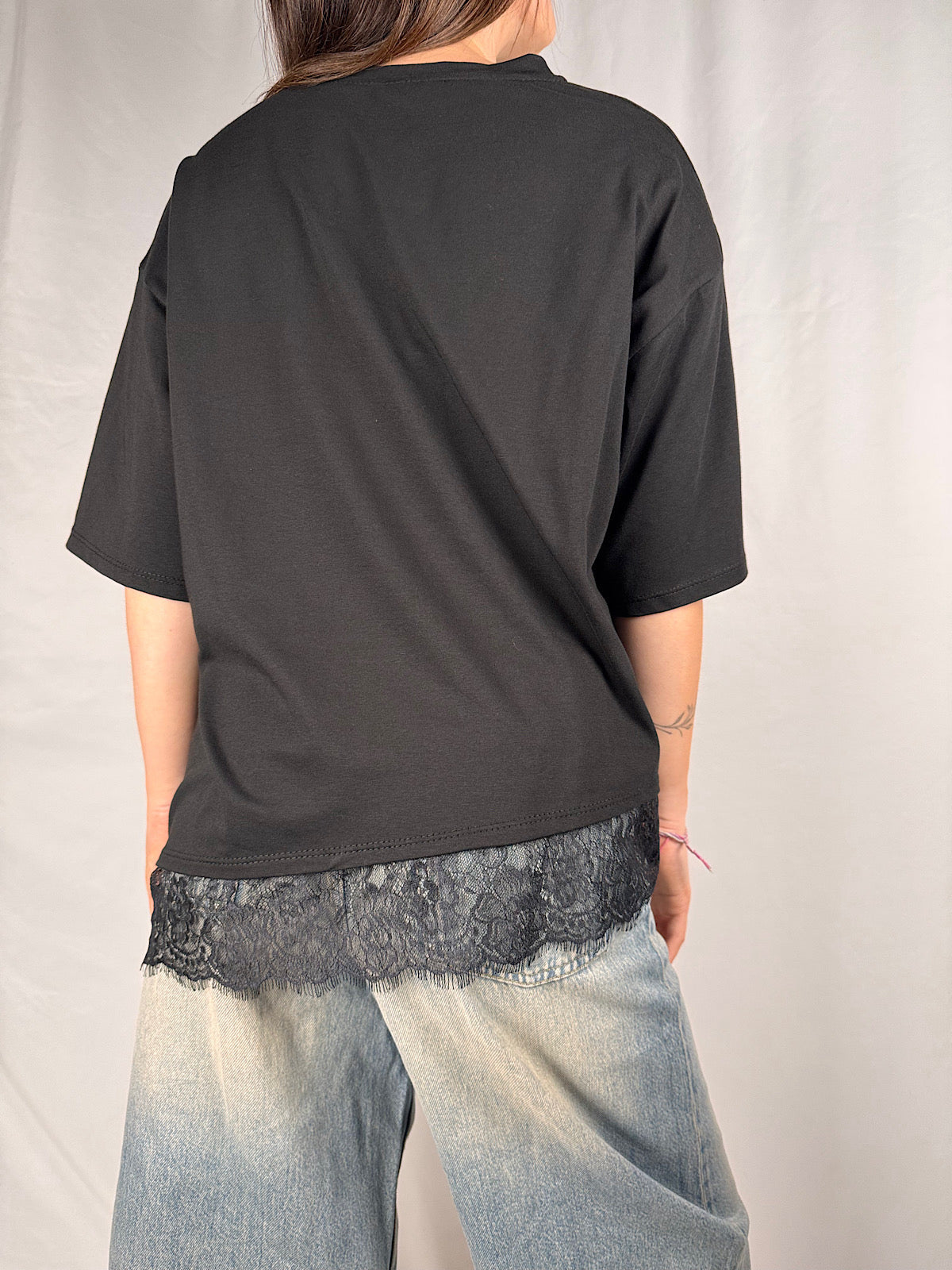T-Shirt Con Pizzo sul Fondo Armonia Nera