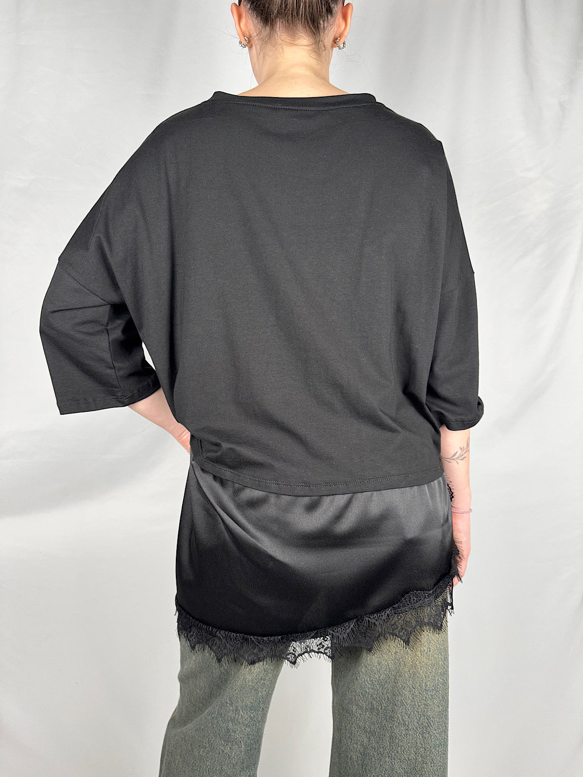 T-Shirt con Pizzo Asimmetrica Armonia Nera