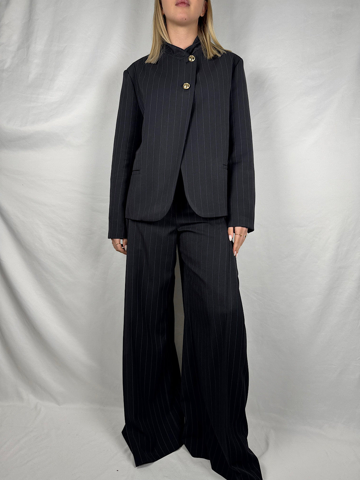 Giacca  Gessata Collo Alto Bottoni Araldici Blu Vicolo