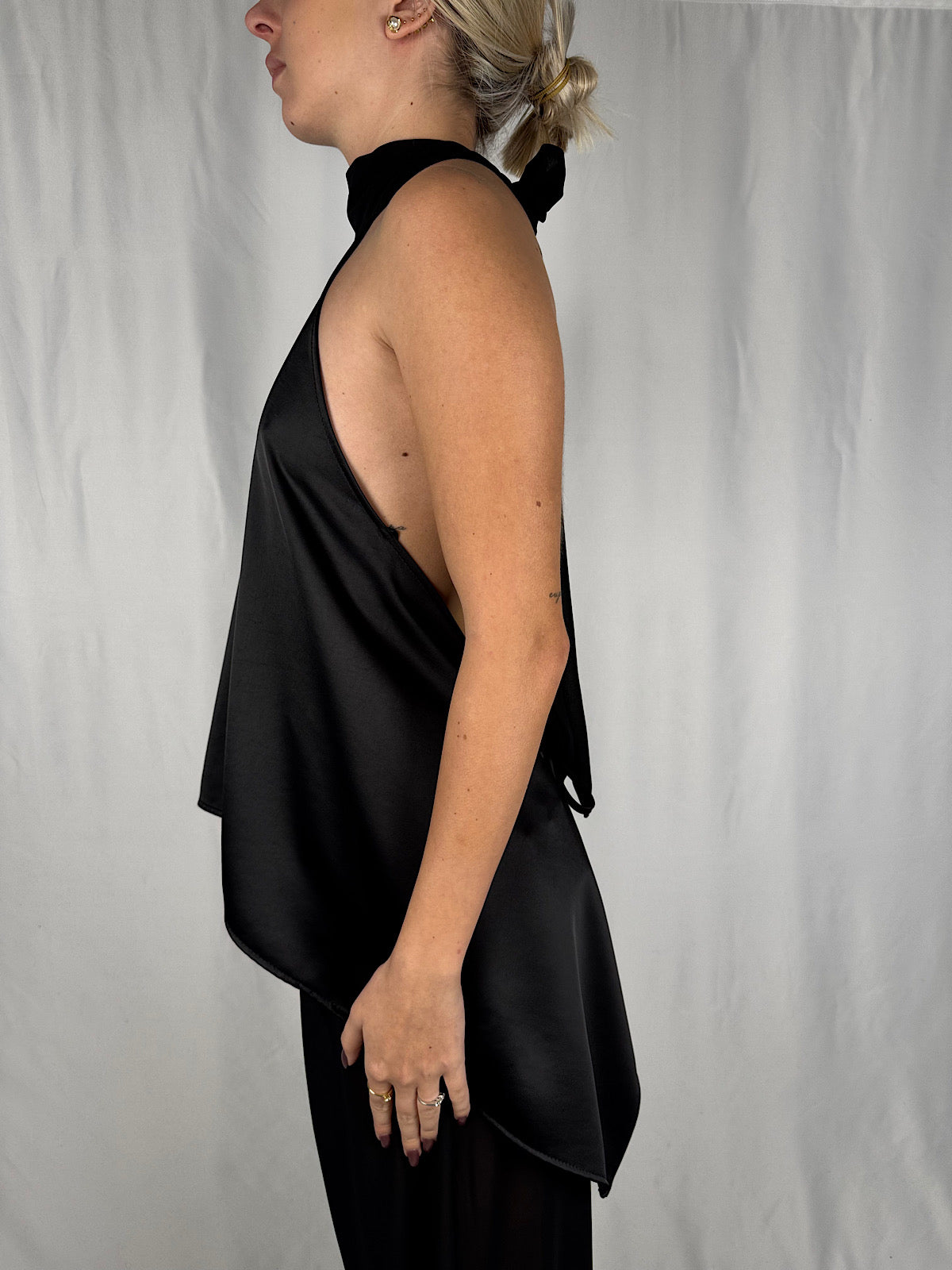 Top Scollo Posteriore Nero Vicolo