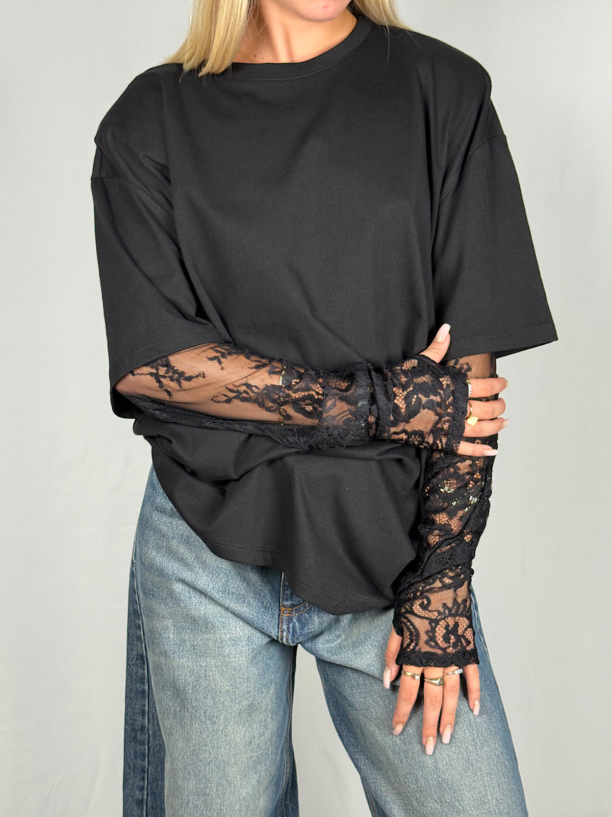 T-Shirt con Maniche in Pizzo Nera Vicolo