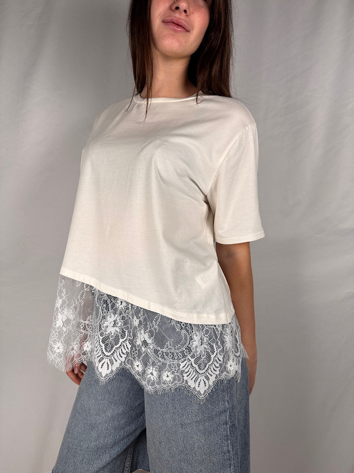 T-shirt con Pizzo sul Fondo Armonia Bianca