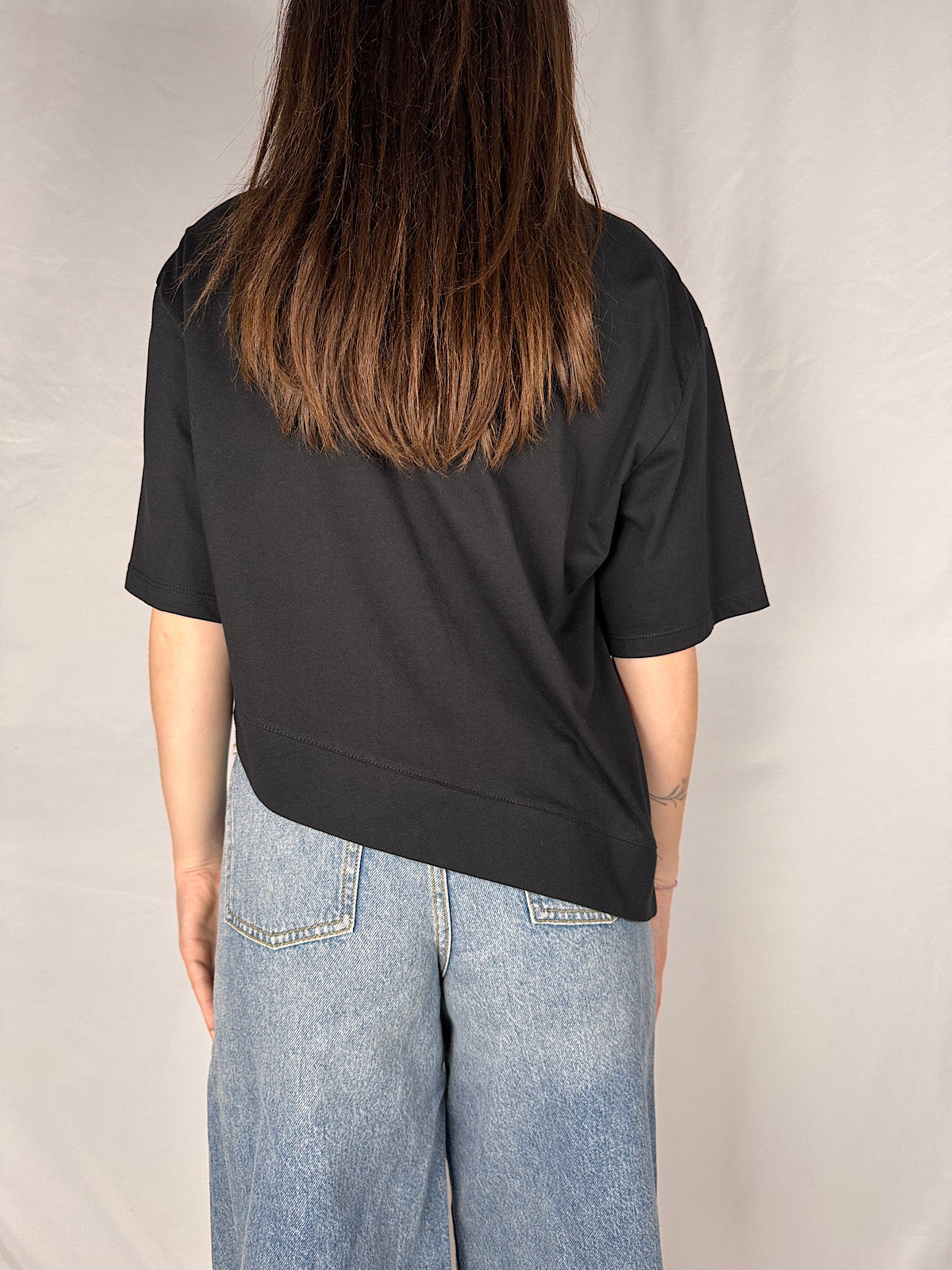 T-Shirt Asimmetrica Vicolo Nera