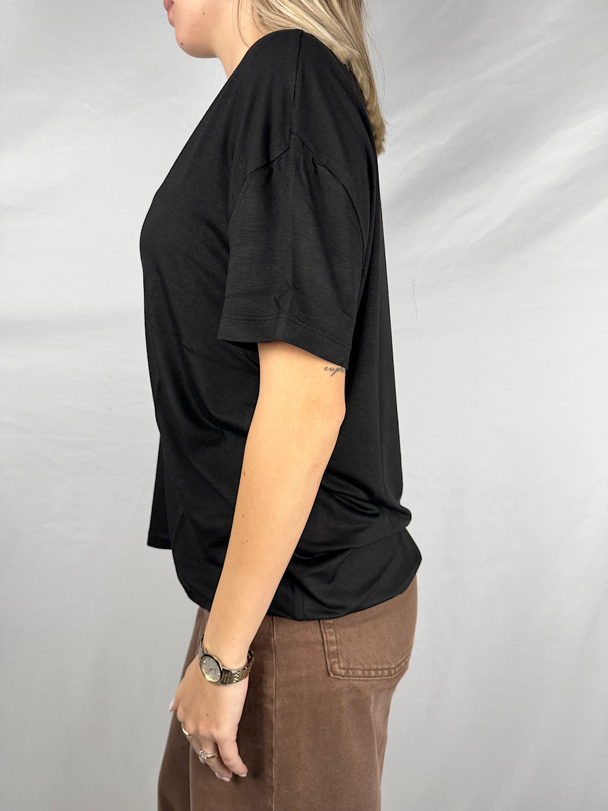 T-Shirt Scollo a V Over Nera Susy-Mix