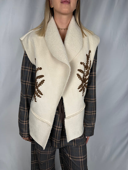Gilet Eco-Montone con Ricamo Panna Armonia