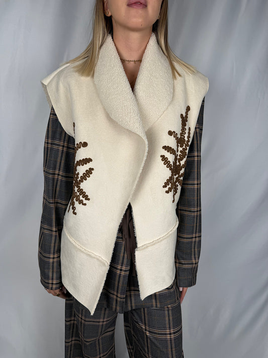 Gilet Eco-Montone con Ricamo Panna Armonia