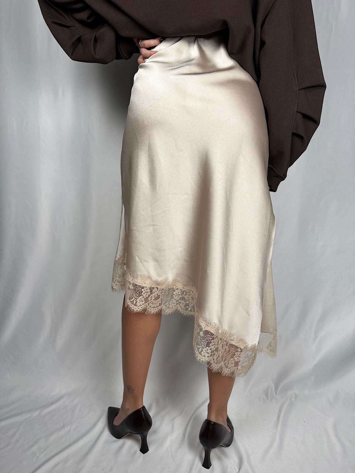 Gonna Effetto Satin Asimmetrica con Pizzo Panna Armonia