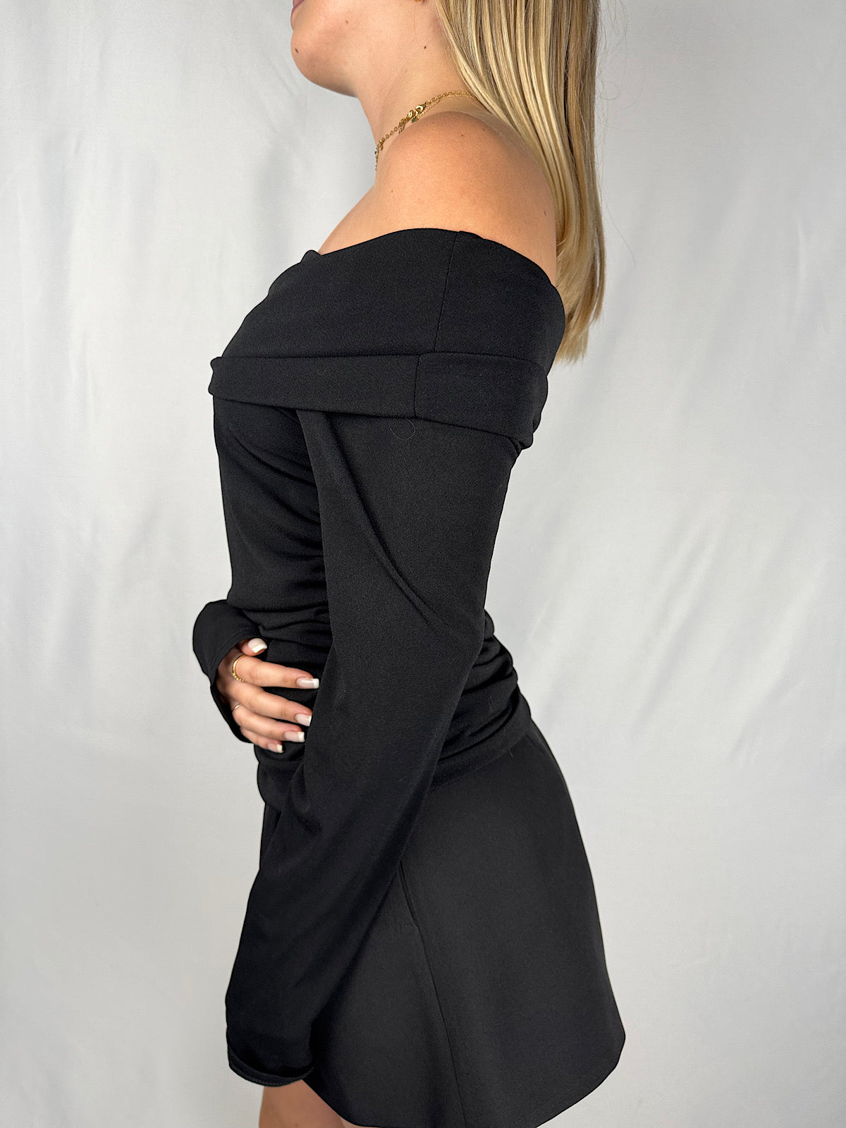 Maglia Scollo Bardot Arricciata Nera Vicolo