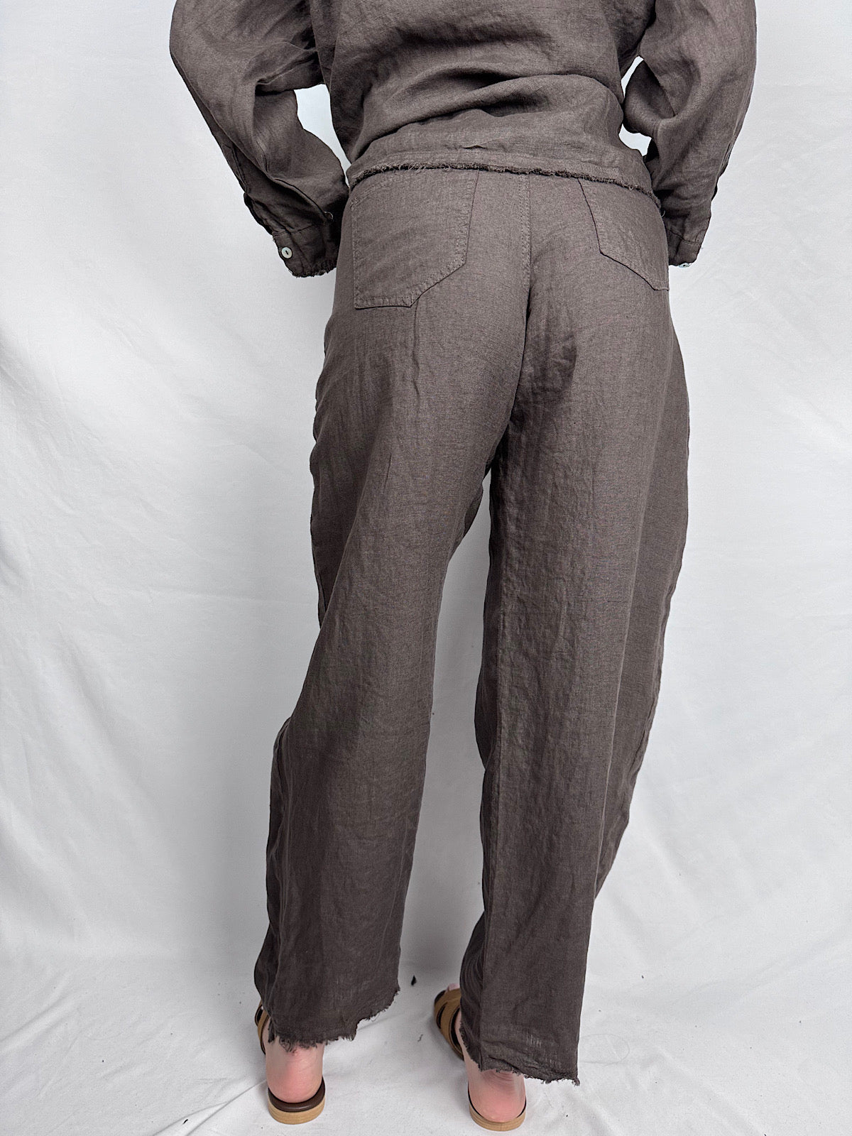 Pantalone Barrel Lino Sfrangiato Tensione In Moro