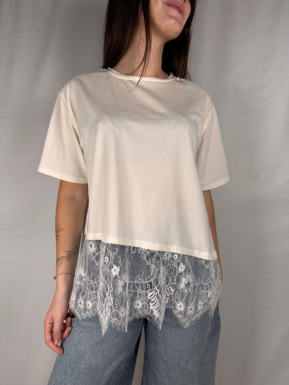 T-shirt con Pizzo sul Fondo Armonia Bianca