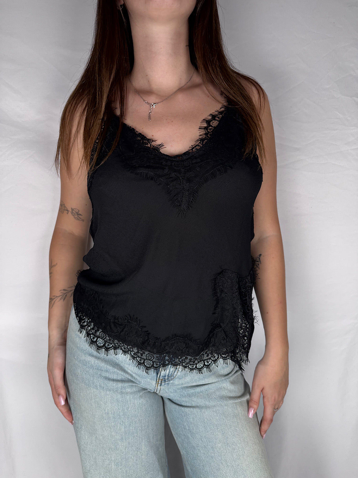 Top con Pizzo Tensione in Nero