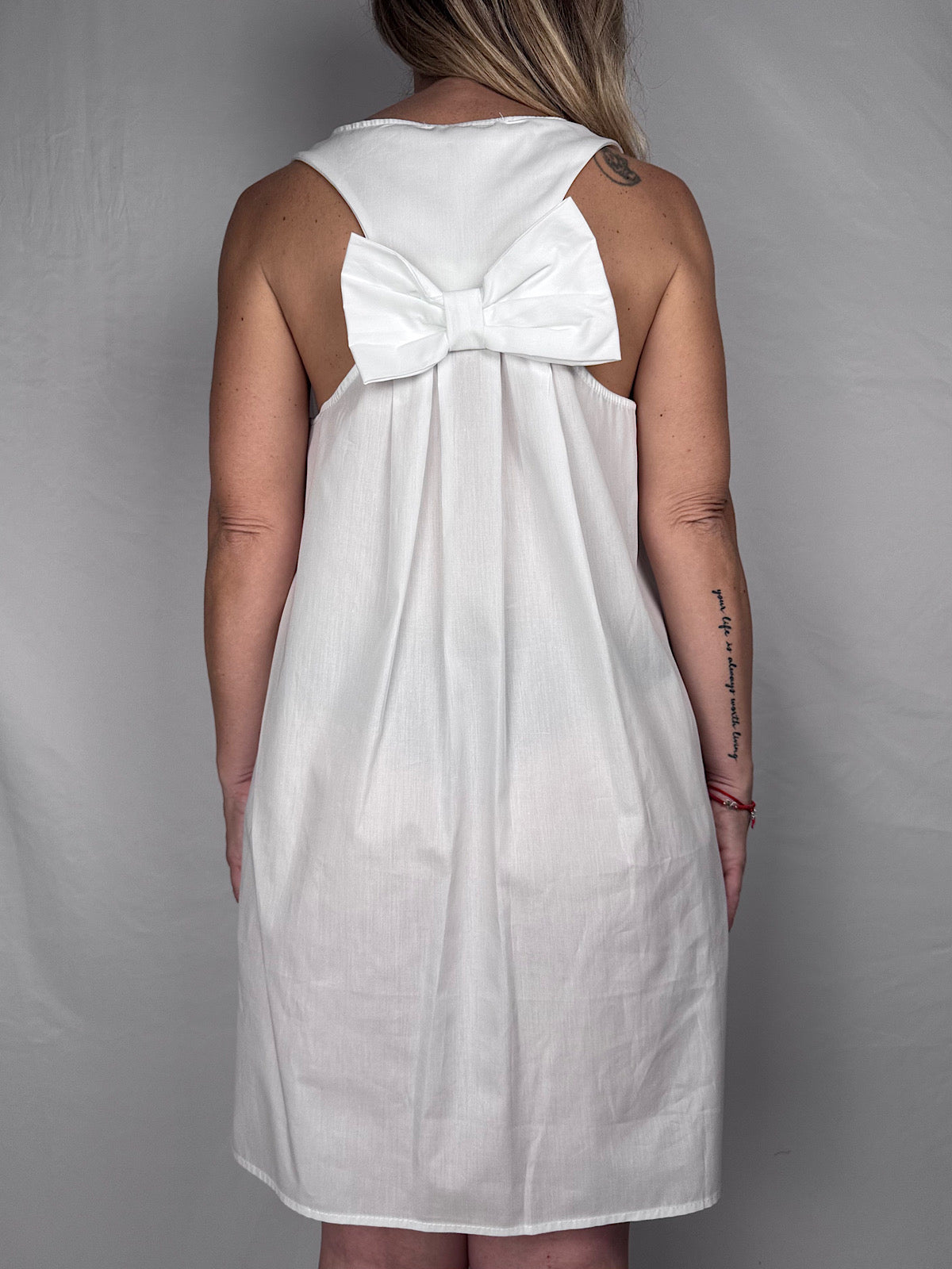 Abito Fiocco sul Retro Vicolo Bianco