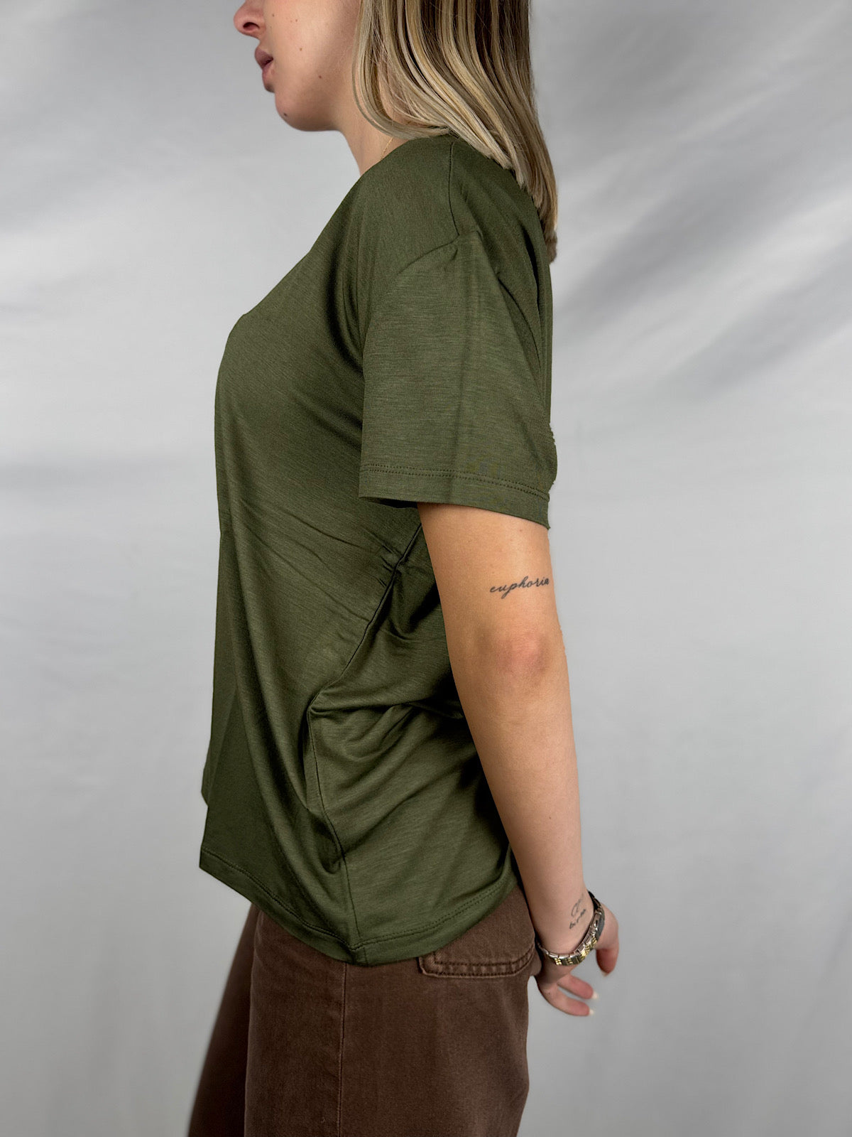 T-Shirt Scollo a V Over Verde Militare Susy Mix