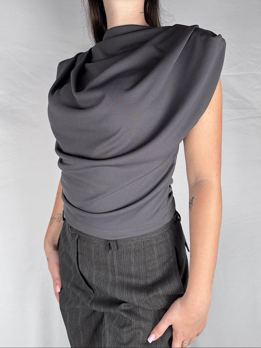 Top Drappeggiato con Spalle Strutturate Vicolo Antracite